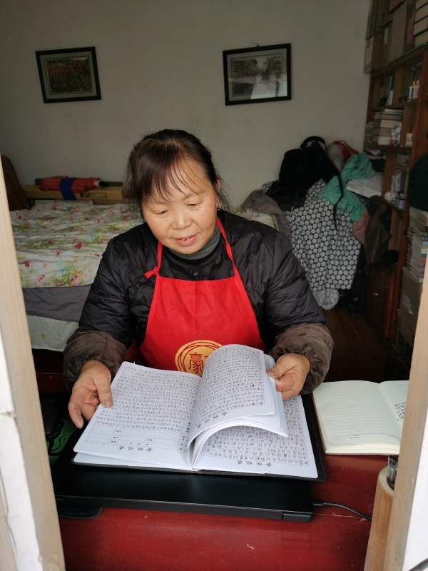 阿包在写她的第三本书。彭晓玲拍摄